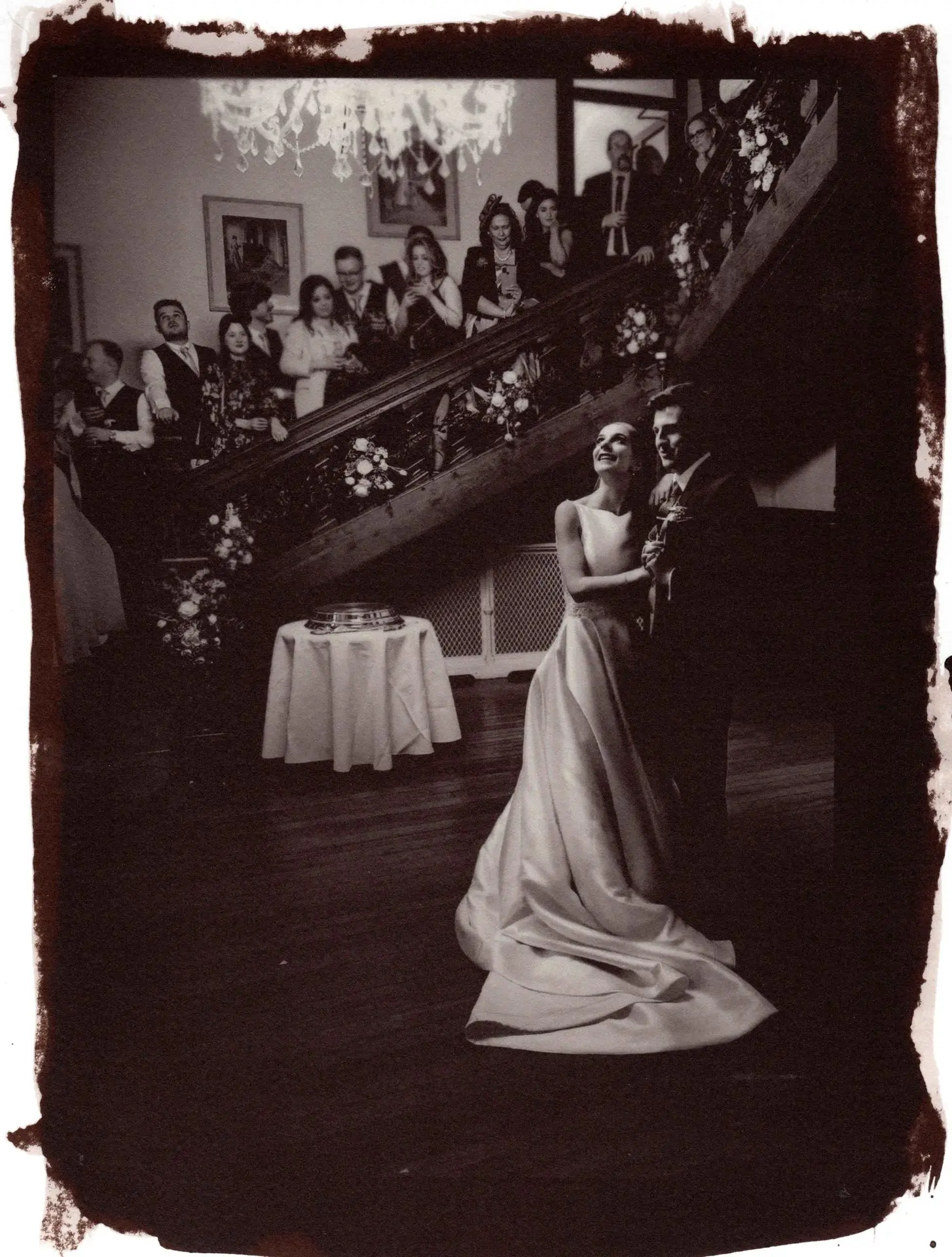 Tirage imprimé salé teinté d'or. L'impression de sel donne un bel éclat à la robe sur cette image. Tirage imprimé salé teinté d'or. L'impression de sel donne un bel éclat à la robe sur cette image.