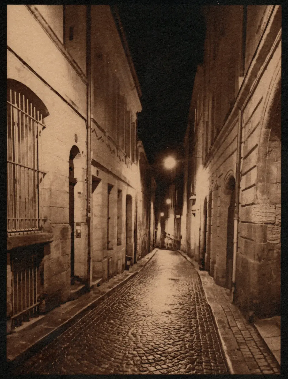Une vieille rue de Bordeaux.  j'ai pensé que l'impression d'un cyanotype teinté avec le tanin du vin 