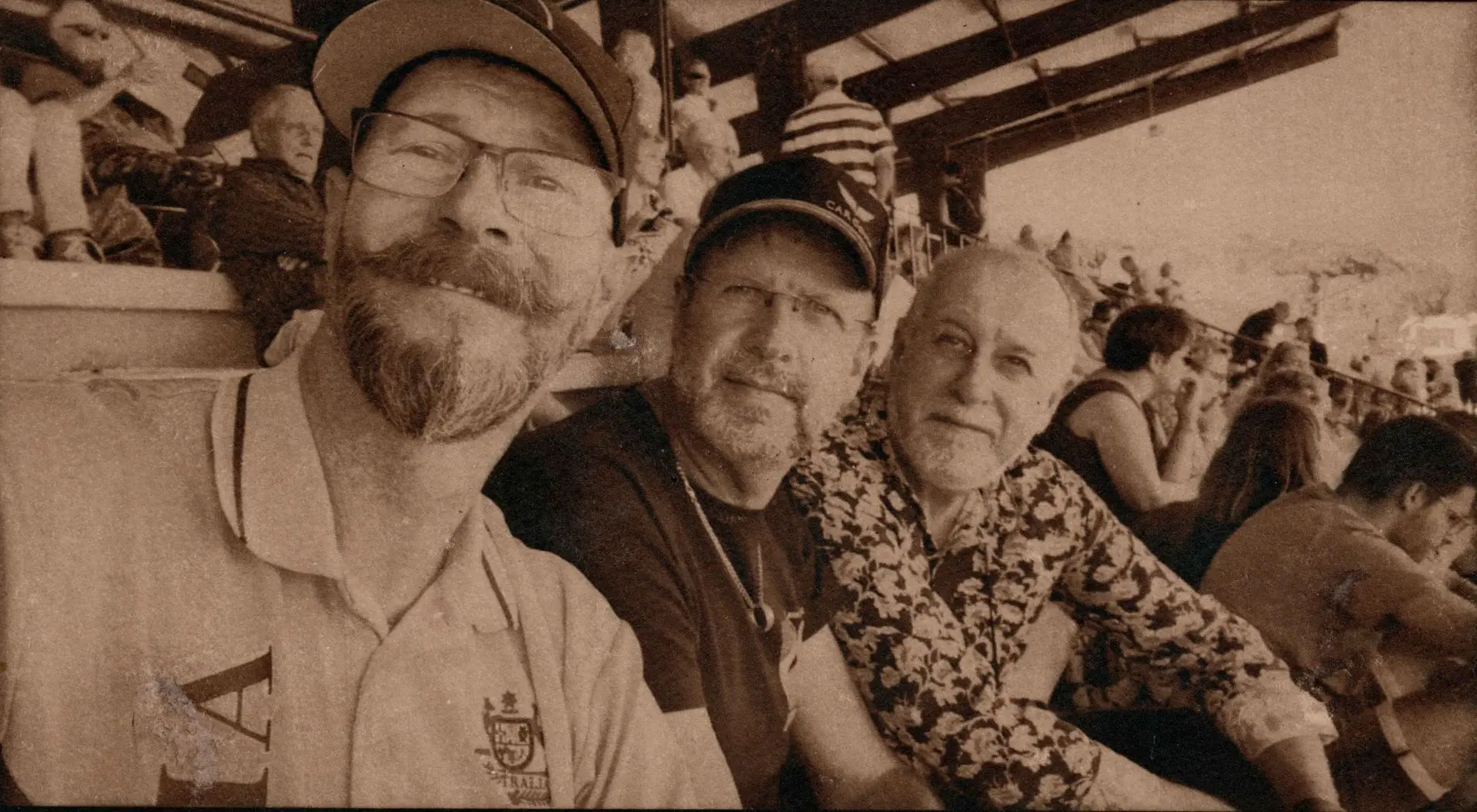 Trois frères aux courses de chevaux, cyanotype teinté au thé